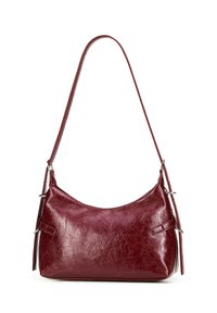 Bordowa torebka z faux leather o zakrzywionym kształcie, z regulowanym paskiem i srebrnymi akcentami. Ma szorstką teksturę i subtelny detal po bokach.