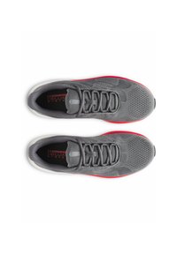 Graue Sportschuhe mit einem strukturierten Mesh-Obermaterial, ausgestattet mit flachen Schnürsenkeln, schwarzen Innensohlen und einer leuchtend roten Außensohle entlang der Ränder.
