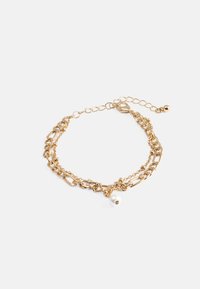 Χρυσό βραχιόλι με αλυσίδες που διαθέτει στρωματοποιημένα σχέδια, συνδυασμένα στυλ αλυσίδας και διακοσμητική λευκή πέρλα. Προσαρμόσιμο με κλείσιμο μαγνήτη.