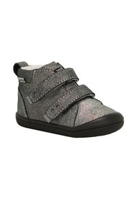 Grauer High-Top-Schuh mit strukturiertem Finish, zwei Klettverschlüssen und einer schwarzen Gummisohle. Verfügt über einen subtilen Glanz und eine abgerundete Zehenpartie.