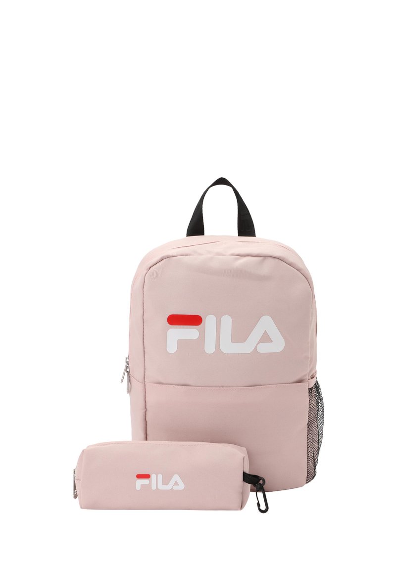 Mochila de tela rosa con un bolsillo frontal, bolsillo lateral de malla y logotipo en blanco. Incluye un estuche para lápices a juego con el logotipo. Acentos negros en la parte superior.