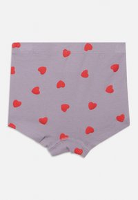 Lavendelfargede bomullsshorts med mønster av røde hjerter, myk tekstur og kontraststing. Elastisk midjebånd, uten metallbeslag.