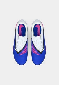 Αθλητικά παπούτσια Nike Phantom με μπλε και λευκό συνθετικό άνω μέρος, ροζ λεπτομέρειες, υφασμάτινη υφή και κλείσιμο με κορδόνια.