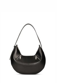 Sac à épaule en cuir noir en forme de croissant, avec deux zips argentés diagonaux et une bandoulière.