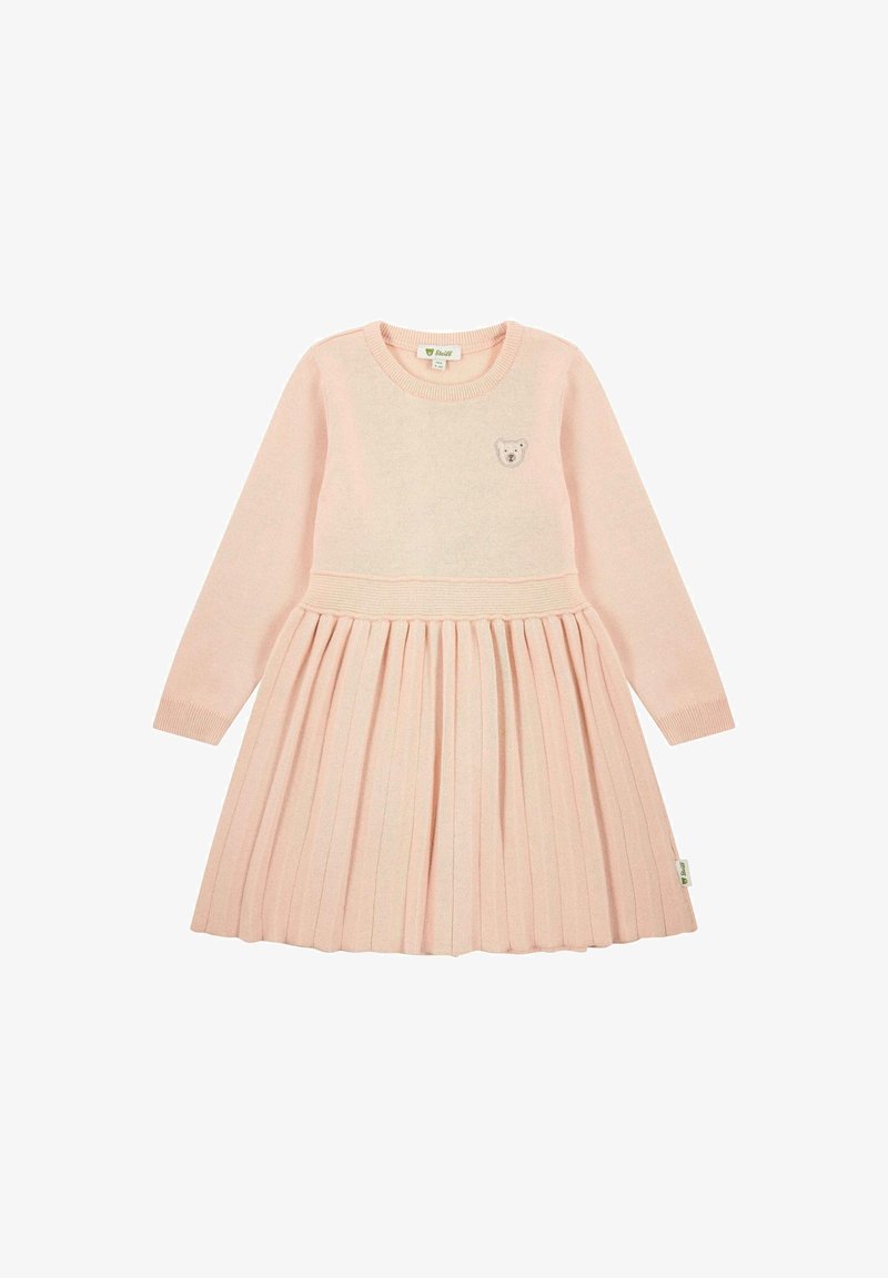 Rosa gestricktes Kleid mit langen Ärmeln, geripptem Oberteil und gefälteltem Rock. Es hat ein kleines Bärenemblem auf der Brust und einen runden Ausschnitt.