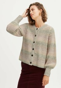 Knappad cardigan i pastellrandigt mönster av rosa, grön och grått. Har rund halsringning och ribbade ärmslut. Mjuk, texturerad stickad material.