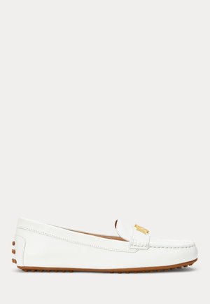 Mocassin en cuir blanc avec un bout arrondi, des détails de couture, un petit accent en métal doré et une semelle en caoutchouc marron à texture à pois.