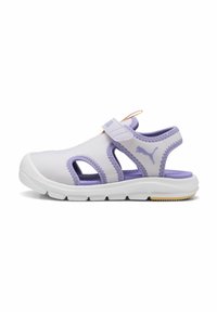 Lila och vit sandal med andningsbart material, justerbar rem, utskärningsdesign och texturerad sula för grepp. Har varumärkeslogotyp.
