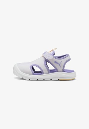 Sandal de color púrpura y blanco con material transpirable, correa ajustable, diseño recortado y suela texturizada para tracción. Presenta el logo de la marca.