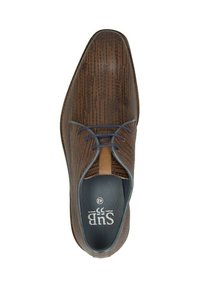 Bruine leren nette schoen met een gestructureerd gestreept ontwerp, vetersluiting en een contrasterende tan accent op het bovenwerk. Maat 42.