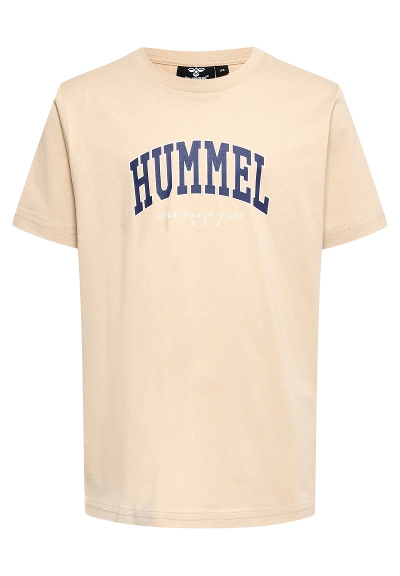 Beige bomulds t-shirt med korte ærmer, rund halsudskæring, og "HUMMEL" trykt i marineblå bue, med mindre tekst "sportwear siden 1923" nedenfor.