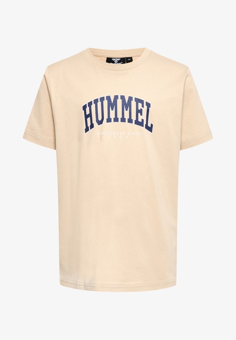 Beige katoenen T-shirt met korte mouwen, ronde hals en "HUMMEL" in marineblauw gebogen gedrukt, met daaronder kleinere tekst "sportwear since 1923".