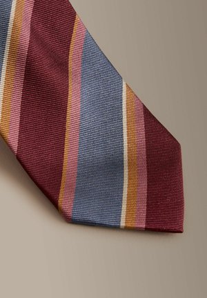 Pruhovaná kravata v barvách burgundská červeň, modrá, růžová a hořčicová. Má texturovanou látku s úzkým hrotem a diagonálními řezanými okraji.