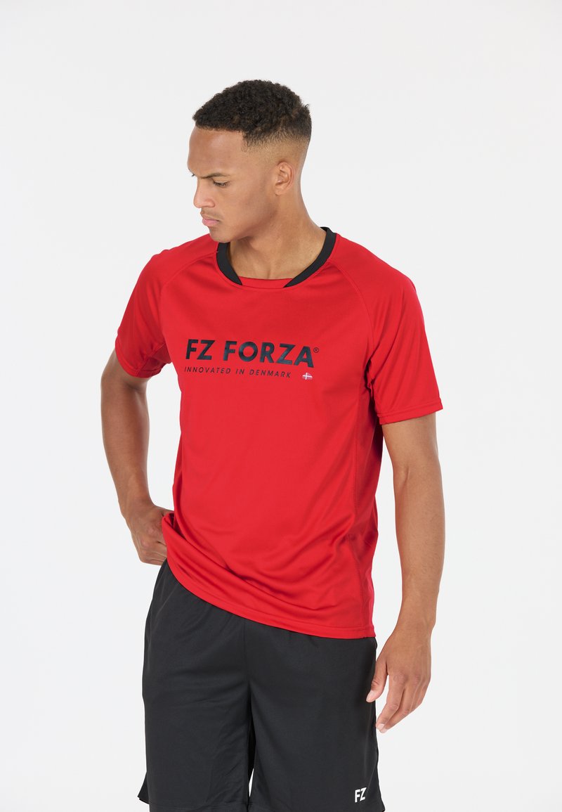 Punainen urheilupaita mustilla yksityiskohdilla ja "FZ FORZA" -brändillä, kevyttä materiaalia, lyhyet hihat ja pyöristetty pääntie.