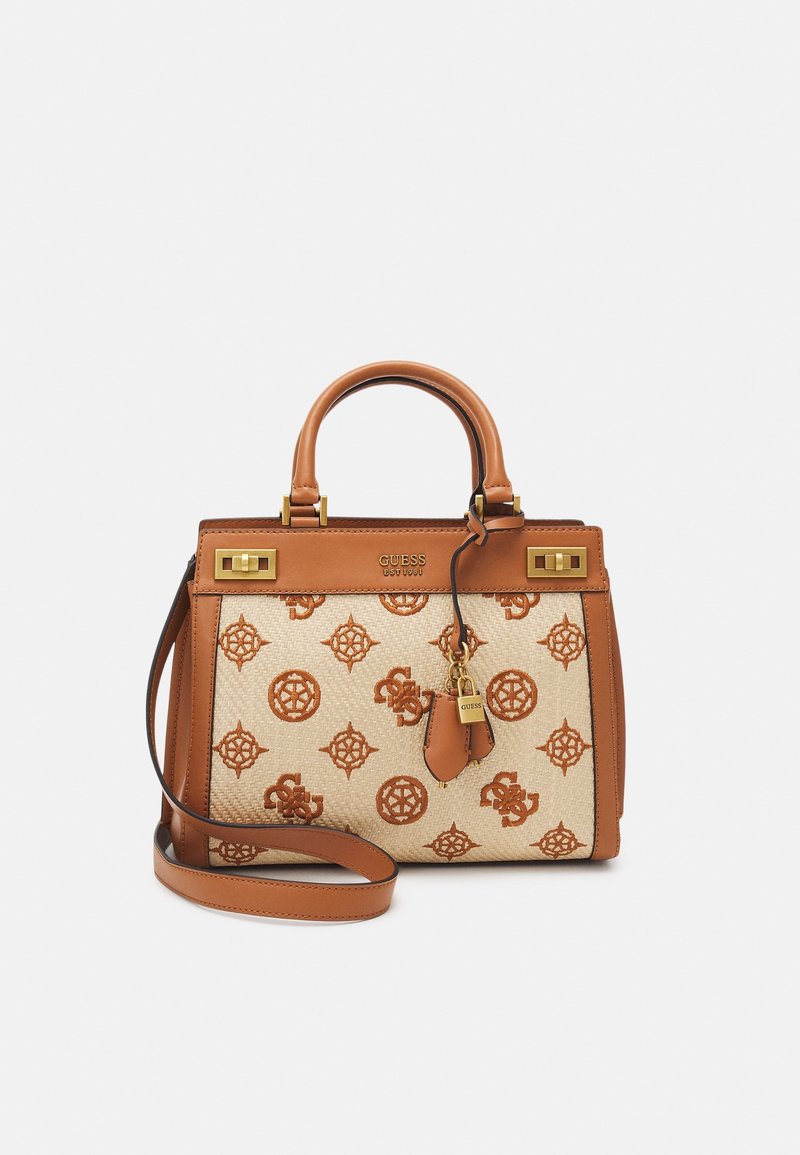 Sac à main Guess beige et marron clair avec tissu à motifs, garniture en cuir, poignées supérieures, bandoulière et breloque de serrure dorée.