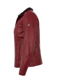 Rote Lederjacke mit schwarzem Kragen, taillierter Passform, Reißverschluss vorne, Seitentaschen und einem Patch auf der linken Schulter. Glatte Textur.