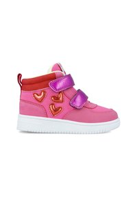 Zapatillas altas rosas con dos tiras de Velcro, acentos en forma de corazón y una suela de goma blanca. Textura suave y cuello rojo contrastante.