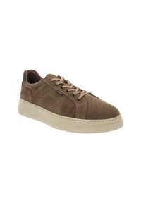 Baskets basses en suede marron avec des lacets beige, semelle en caoutchouc et petite étiquette de marque sur le côté.