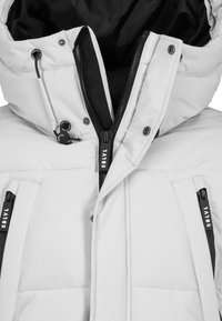 Witte puffer jas met een ritssluiting, verstelbare capuchon en twee met rits afgesloten zakken met zwarte hardwareaccenten. Glad, gevoerd textuur.