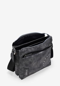 Bolso mensajero de cuero negro con una forma estructurada, compartimentos con cremallera, un detalle estampado en la parte frontal y una correa ajustable.