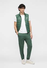 EA7 Emporio Armani TRAIN CORE UNISEX - Väst - cilantro