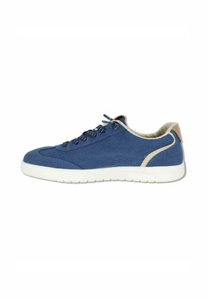 Sneaker casual bassa blu con suola bianca, lacci decorati, rifinitura beige e collarino imbottito, mostrata dal lato esterno su sfondo bianco.