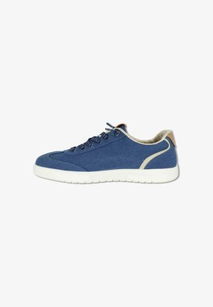Sneaker casual bassa blu con suola bianca, lacci decorati, rifinitura beige e collarino imbottito, mostrata dal lato esterno su sfondo bianco.