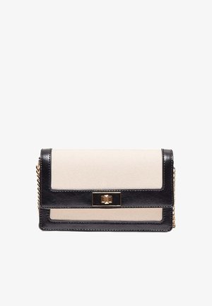 Pochette rectangulaire beige et noire avec fermoir tourniquet doré et bandoulière en chaîne, bords en cuir lisse et corps en toile.