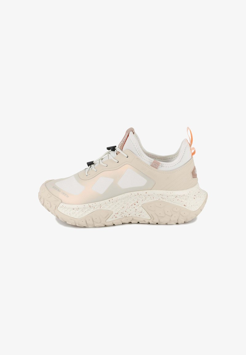 Chaussure de sport beige avec semelle en caoutchouc texturée, empeigne en mesh, accents roses subtils et lacets ajustables. Dotée d'un bout et d'un talon renforcés.