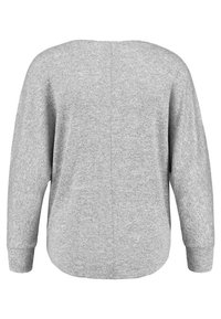 Grå överdimensionerad tröja med rundad hals, långa ärmar, slät yta och rak bakente, med en något rundad fåll.