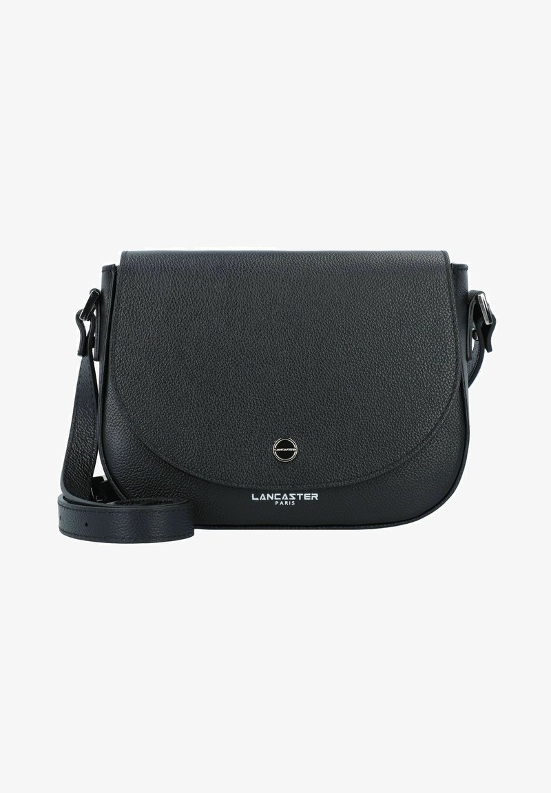 Borsa a tracolla in pelle nera con esterno testurizzato, chiusura a pattina rotonda, hardware in argento e logo stampato "LANCASTER PARIS".