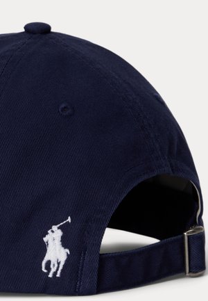Casquette de baseball bleu marine vue de dos avec sangle réglable et logo brodé blanc d'un joueur de polo près de l'ouverture.