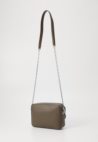Borsa a tracolla rettangolare in finta pelle marrone, con texture liscia, tracolla in catena argentata e chiusura con zip. Design minimalista.