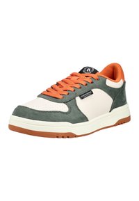 Baskets basses en daim vert, panneaux en cuir crème, lacets et doublure orange, avec une semelle en caoutchouc blanche et marron.