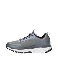Grijze sportieve schoen met een textuur bovenkant, contrasterende zwart-witte zool, blauwe veterogen en een aantrek lip aan de hiel voor gemakkelijk aan- en uittrekken.