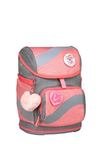 Zaino rosa e grigio con una superficie texturizzata, motivo a onde, toppe a forma di cuore, un pom-pom di peluche e vari elementi decorativi colorati.