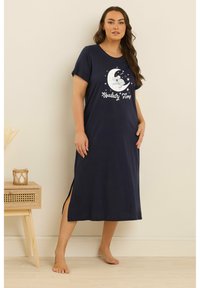 Mörkblå nattklänning med korta ärmar, har en tryckt design av en koala på en halvmåne, sidoflikar och en slät textur.