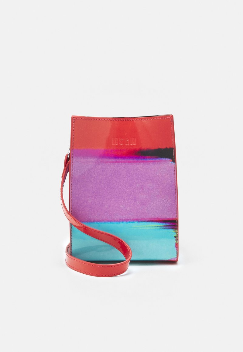 Sac bandoulière en cuir rouge avec une finition brillante et un motif abstrait multicolore comprenant des teintes de rose, violet et bleu.