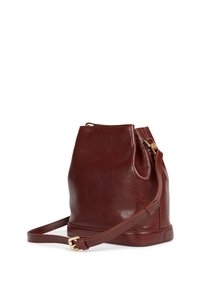 Braune Leder-Eimer-Tasche mit glatter Textur, Kordelzugverschluss und verstellbarem Träger. Sie hat einen subtilen Glanz und goldfarbene Hardware.