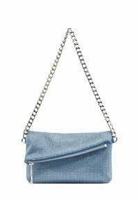 Borsa a mano in tessuto blu con superficie texturizzata, tracolla in metallo argentato e chiusura con zip sul davanti. Forma rettangolare semplice.