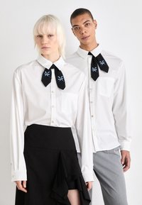 Sister Jane LILIAN TIE SHIRT UNISEX - Krekls - white