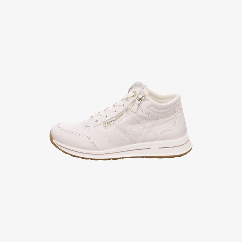 Biały skórzany sneaker z bocznym zamkiem, sznurowany z przodu, z wyściełanym kołnierzem wokół kostki i beżową gumową podeszwą.