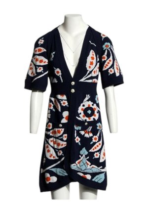Robe en maille bleu marine à manches courtes, col en V profond, motifs floraux blancs, orange et bleu clair, avec poches avant à boutons.