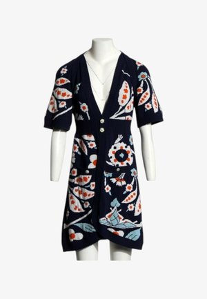 Robe en maille bleu marine à manches courtes, col en V profond, motifs floraux blancs, orange et bleu clair, avec poches avant à boutons.