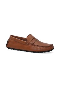 Bruine leren loafers met een gestikt teendesign, platte zwarte rubberen zool en een gladde textuur, met subtiele verticale accenten op de bovenkant.