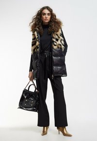 LOLA CASADEMUNT Strukirani kaput - black