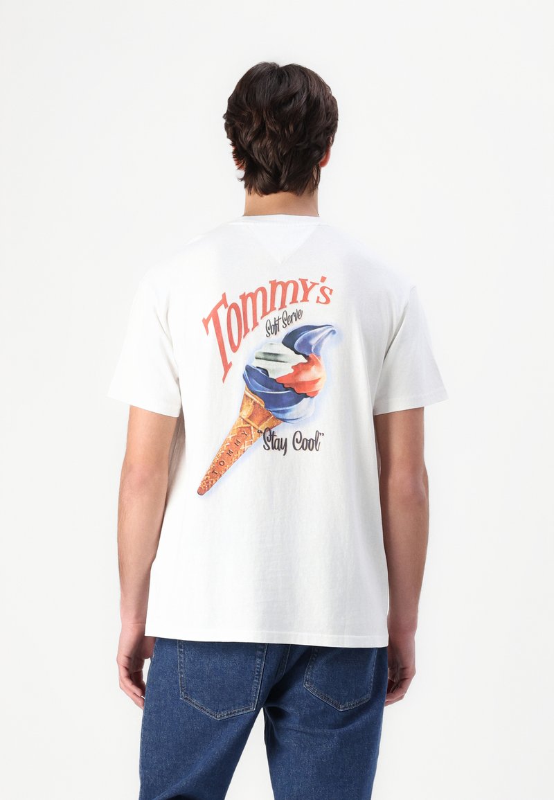 Hvid bomulds t-shirt med et farverigt isvaffel grafik på ryggen, med teksten "Tommy's Soft Serve" og "Stay Cool" i fede bogstaver.