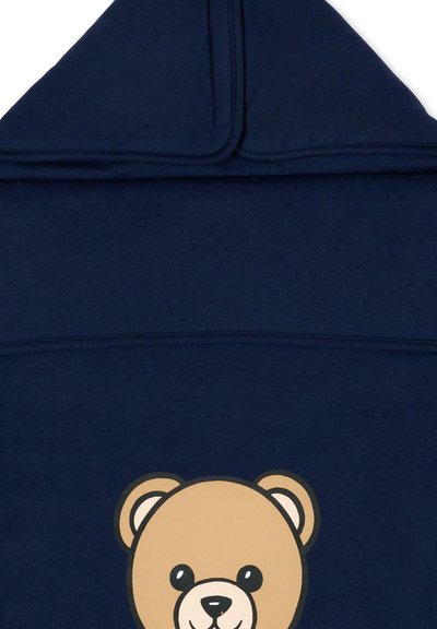 Granatowa bluza z kapturem z prostą, centralnie umieszczoną kreskówkową twarzą niedźwiedzia w jasnobrązowym i beżowym kolorze w pobliżu dolnej krawędzi.