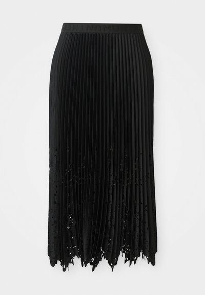 Fekete redős szoknya bordázott derékkal, amelynek alján gradient minta és kivágott részletek találhatóak, kiemelve a textúrát és a formát.