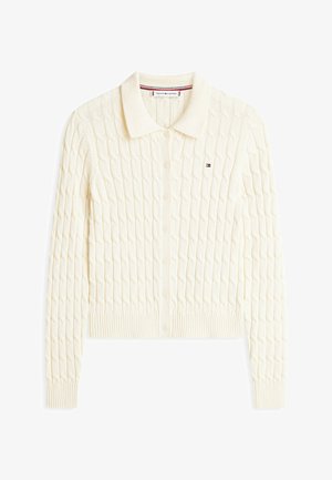Cardigan à manches longues coloris crème en maille torsadée avec col, fermeture à boutons sur le devant, poignets et ourlet en côtes, et petit logo Tommy Hilfiger sur la poitrine.
